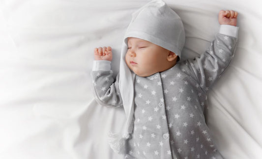 Bébé en pyjama qui dort